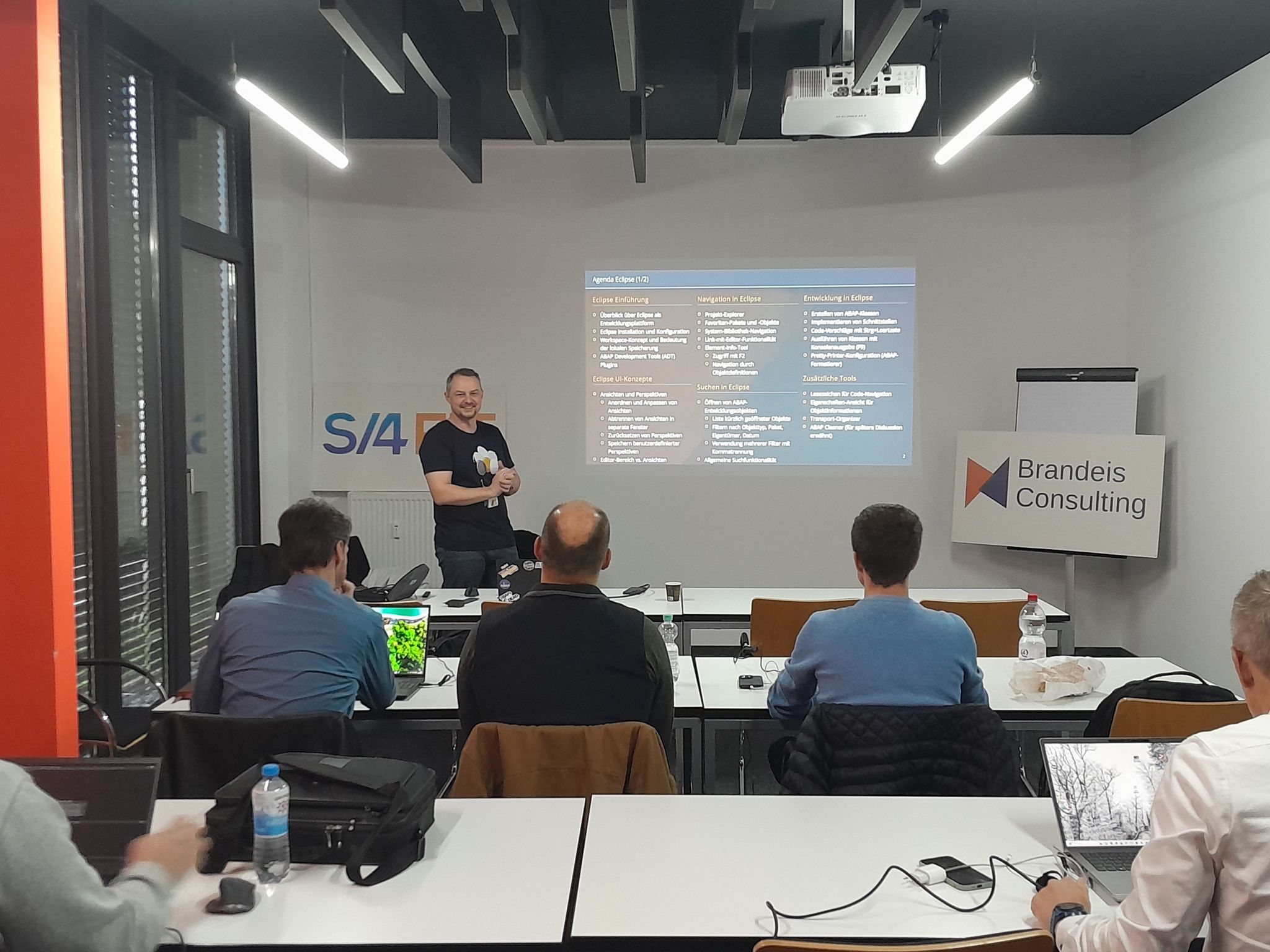 Trainer Sören Schlegel in unserem Schulungsraum in Mannheim